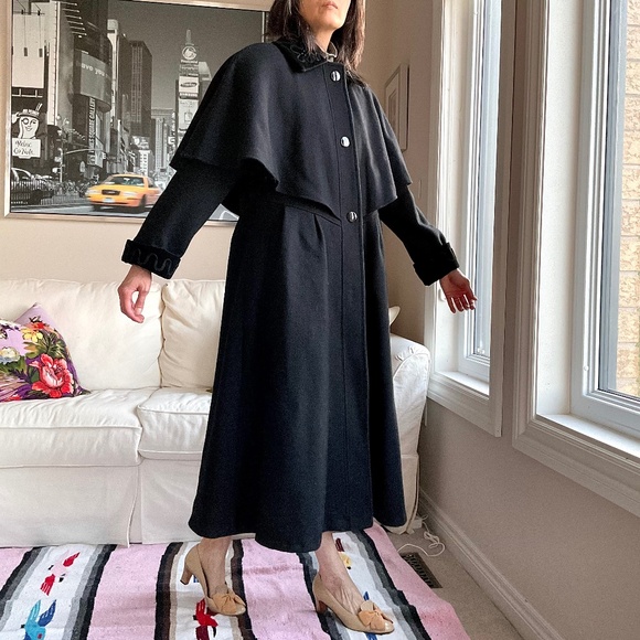 Vintage Wool blend black coat with cape effect - Picture 6 of 15